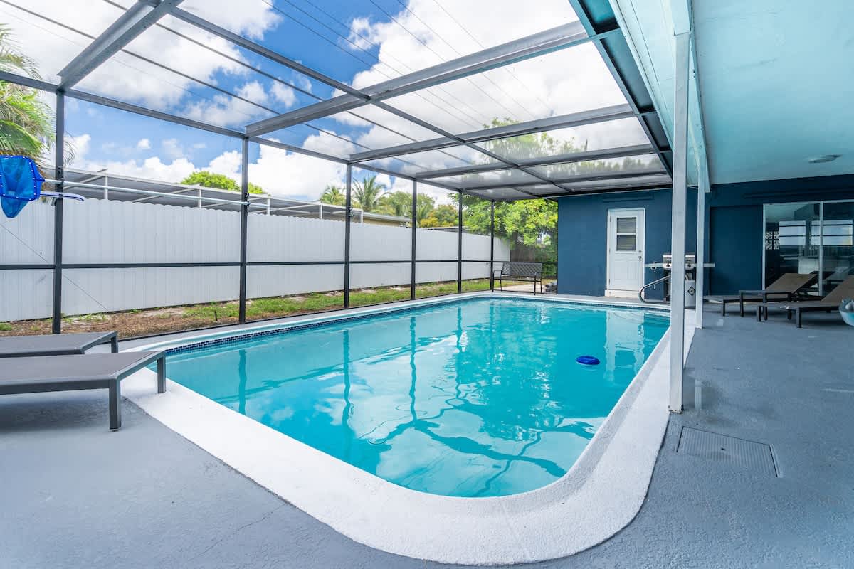 4BR Getaway + Pool + Game Room, 18-mins to Ocean