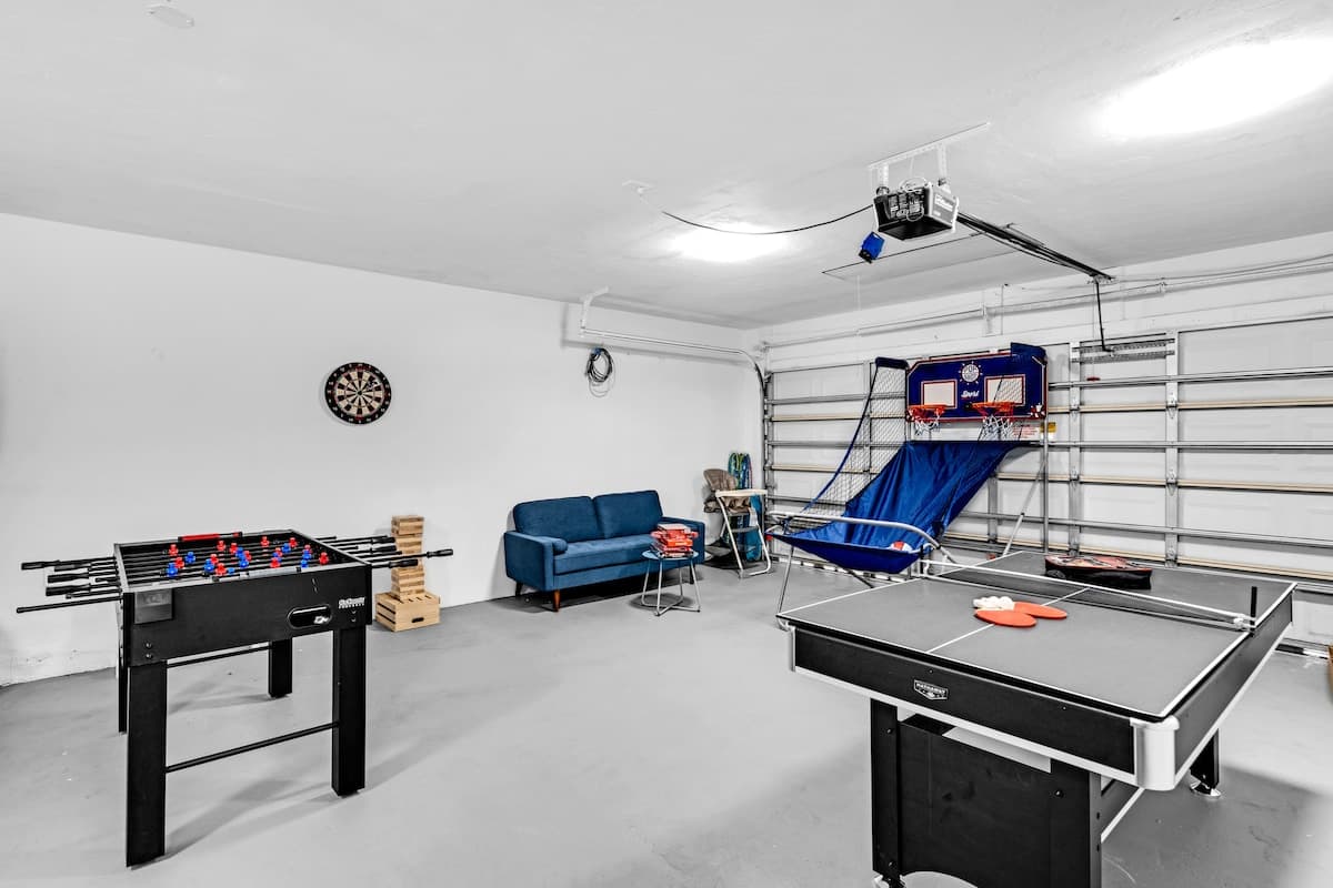 4BR Getaway + Pool + Game Room, 18-mins to Ocean