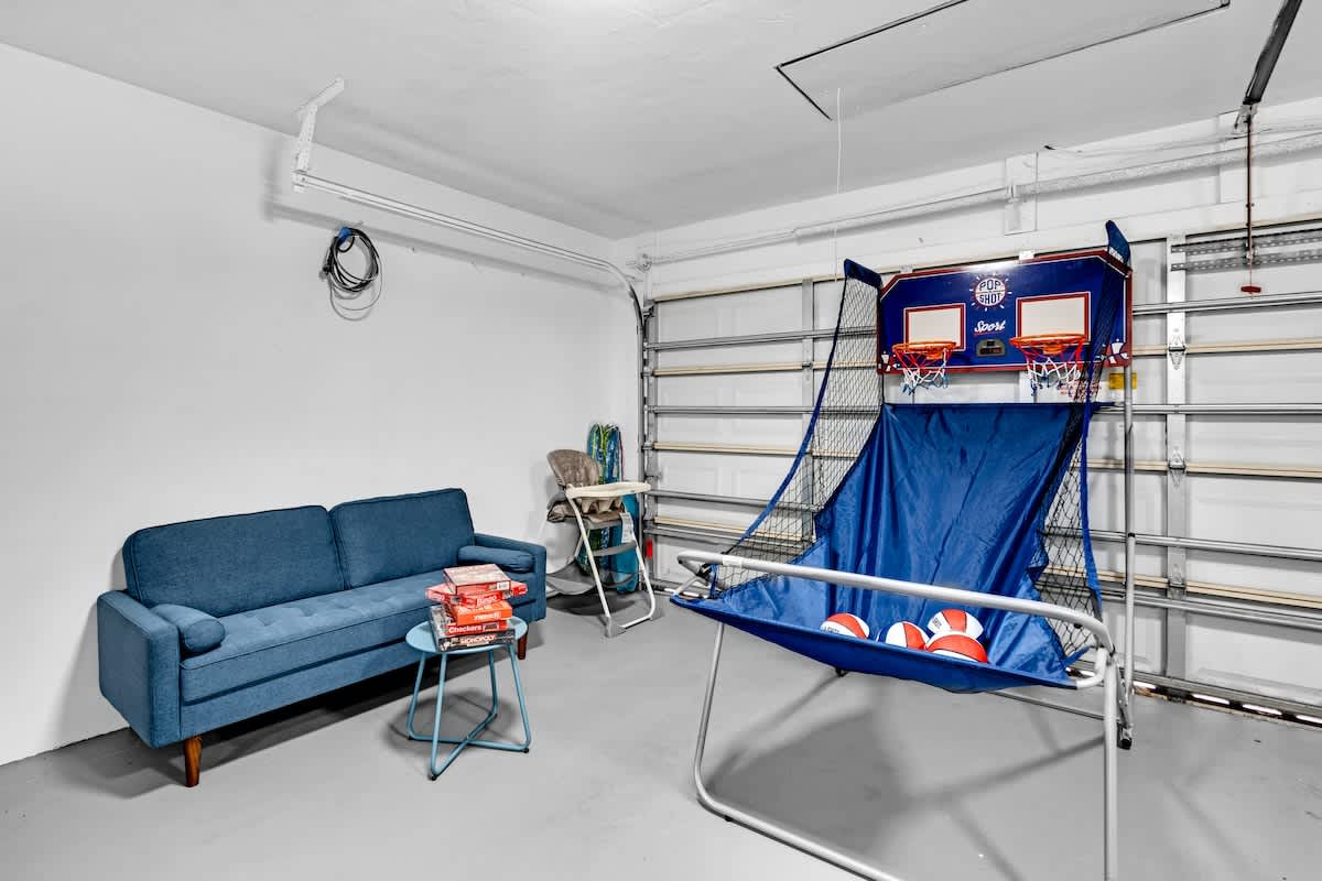 4BR Getaway + Pool + Game Room, 18-mins to Ocean