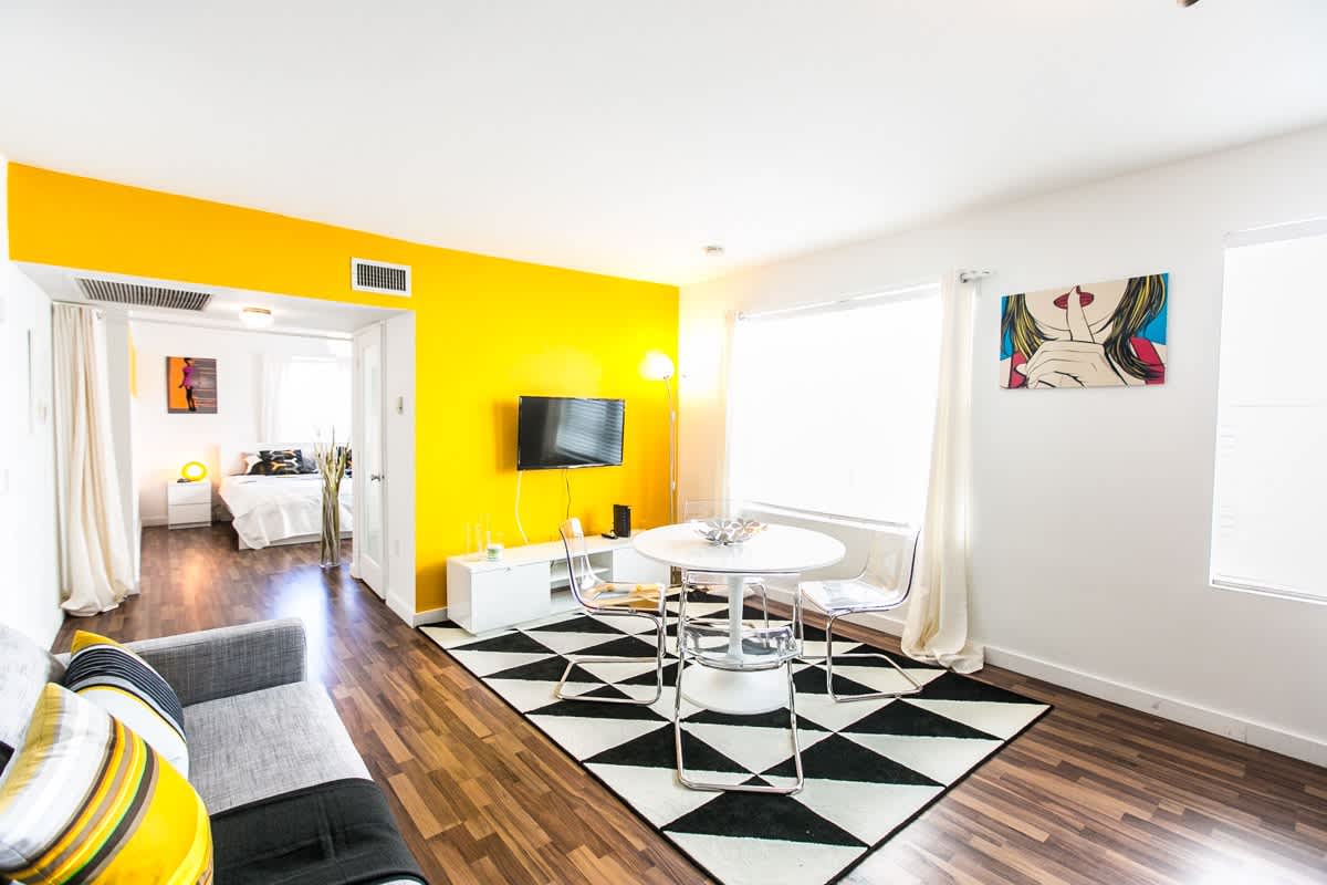 1 Bedroom 5 mins walk to Beach on Washington Ave