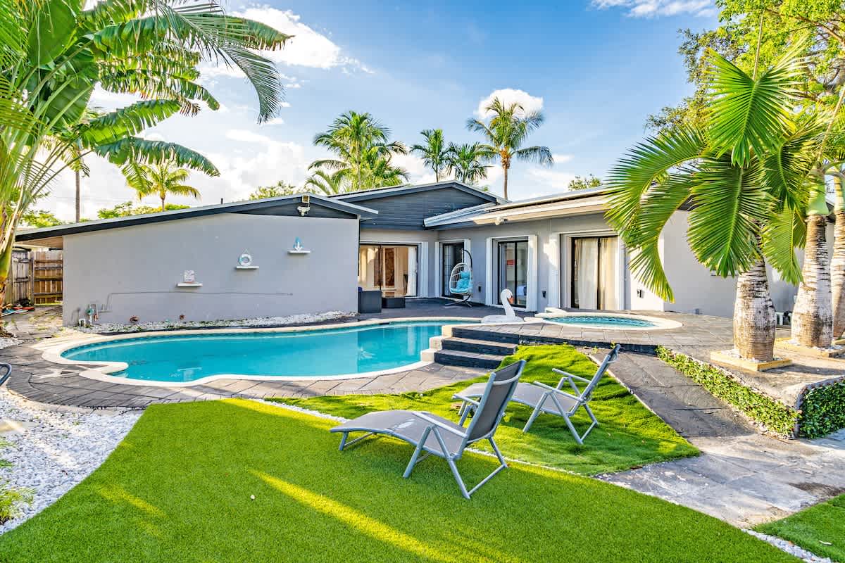 Heated Pool Tropical Backyard 3BR, 12 min to Ocean
