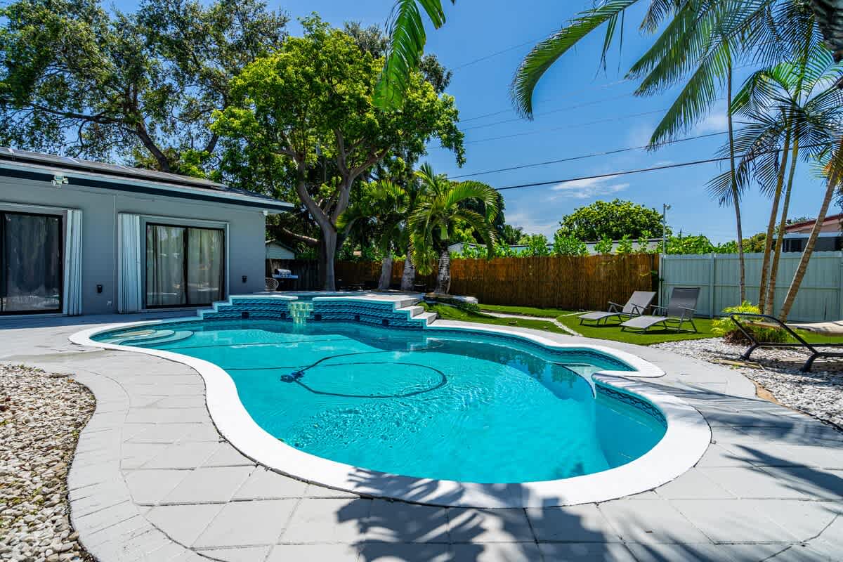 Heated Pool Tropical Backyard 3BR, 12 min to Ocean