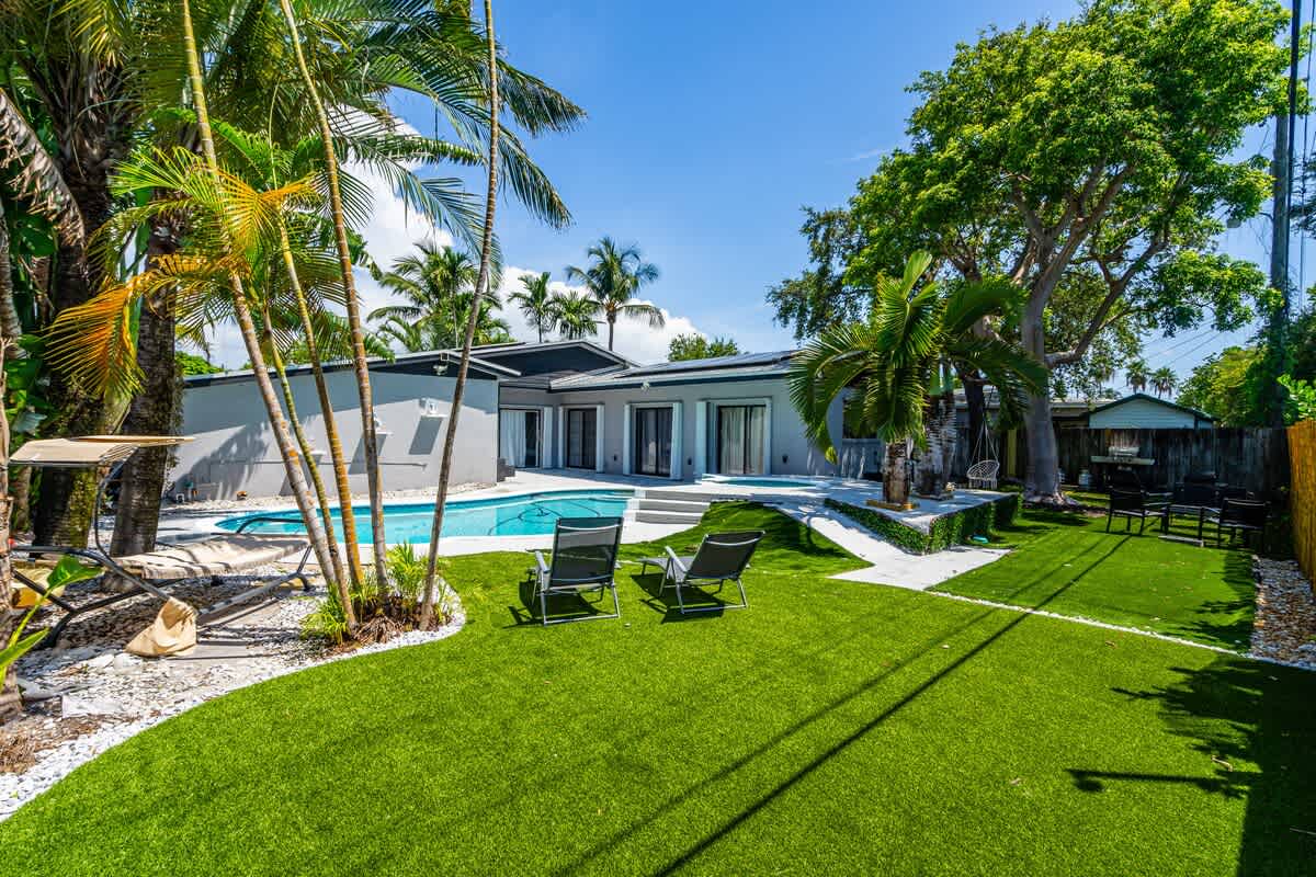 Heated Pool Tropical Backyard 3BR, 12 min to Ocean