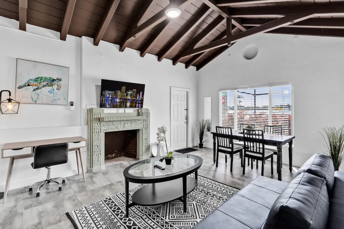 Lovely 1 BR Walking Distance To Ocean - Suite 1