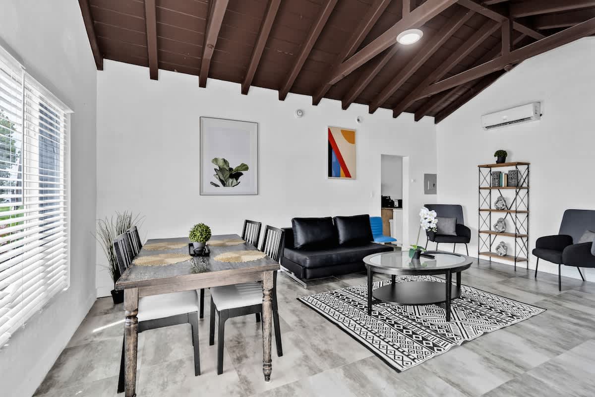 Lovely 1 BR Walking Distance To Ocean - Suite 1
