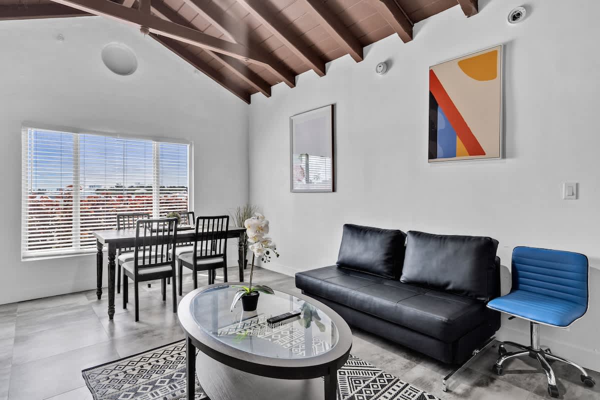 Lovely 1 BR Walking Distance To Ocean - Suite 1
