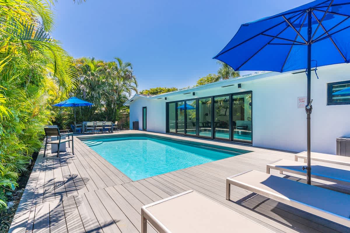 Heated Pool Modern 5 Bedrooms House 9 min to Ocean