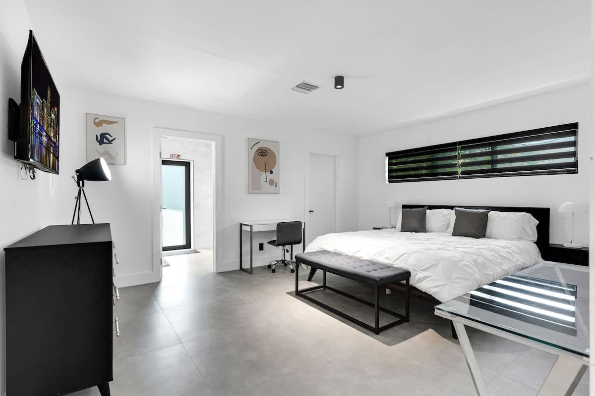 Heated Pool Modern 5 Bedrooms House 9 min to Ocean