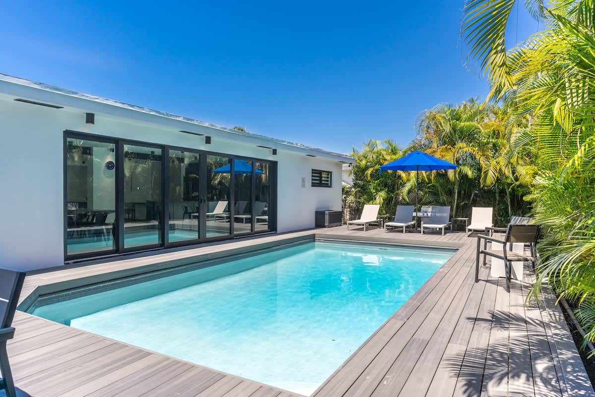 Heated Pool Modern 5 Bedrooms House 9 min to Ocean