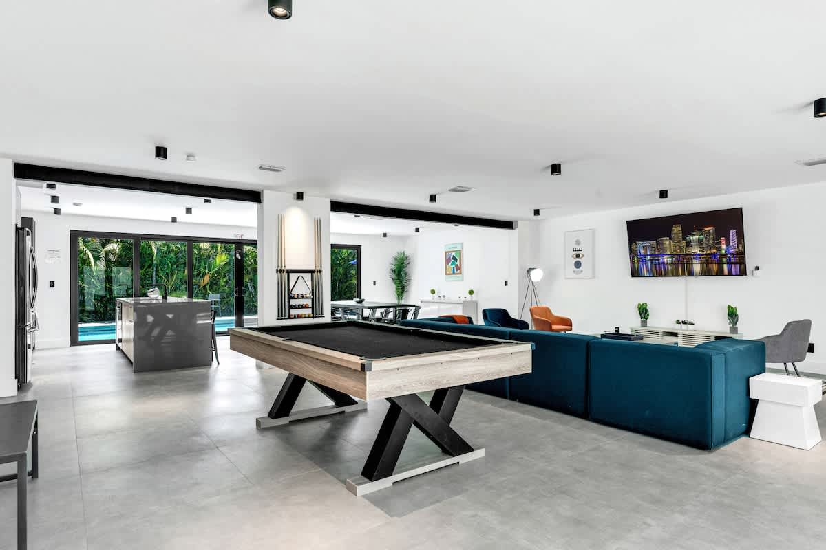 Heated Pool Modern 5 Bedrooms House 9 min to Ocean