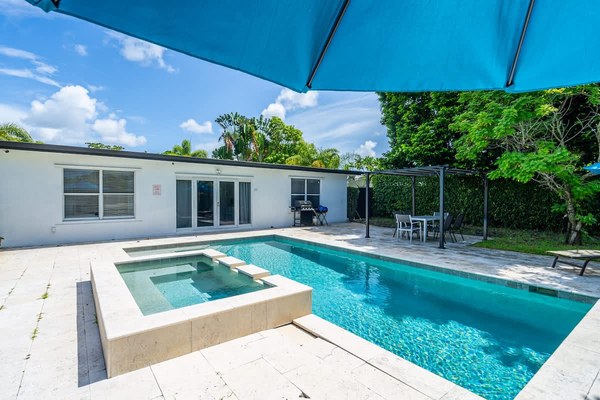 Spacious 5BR Heated Pool/Hot Tub, 12 mins to Beach