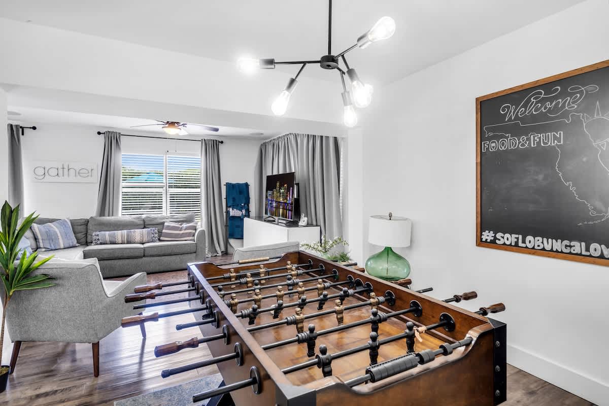 Spacious 5BR Heated Pool/Hot Tub, 12 mins to Beach