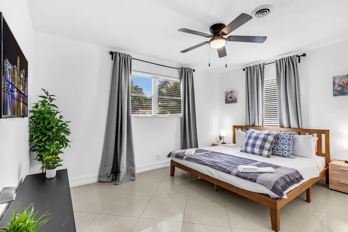 Spacious 5BR Heated Pool/Hot Tub, 12 mins to Beach