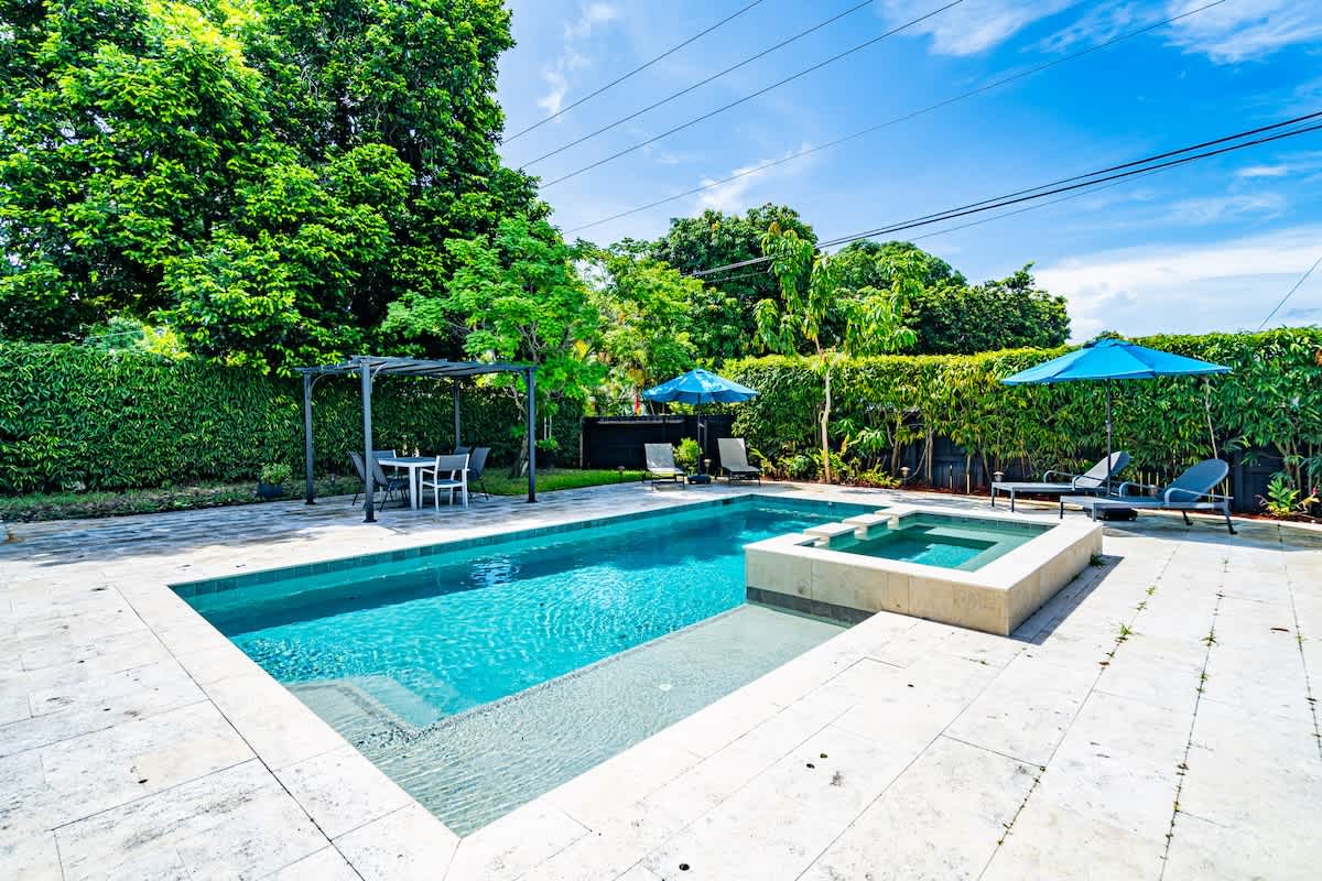Spacious 5BR Heated Pool/Hot Tub, 12 mins to Beach