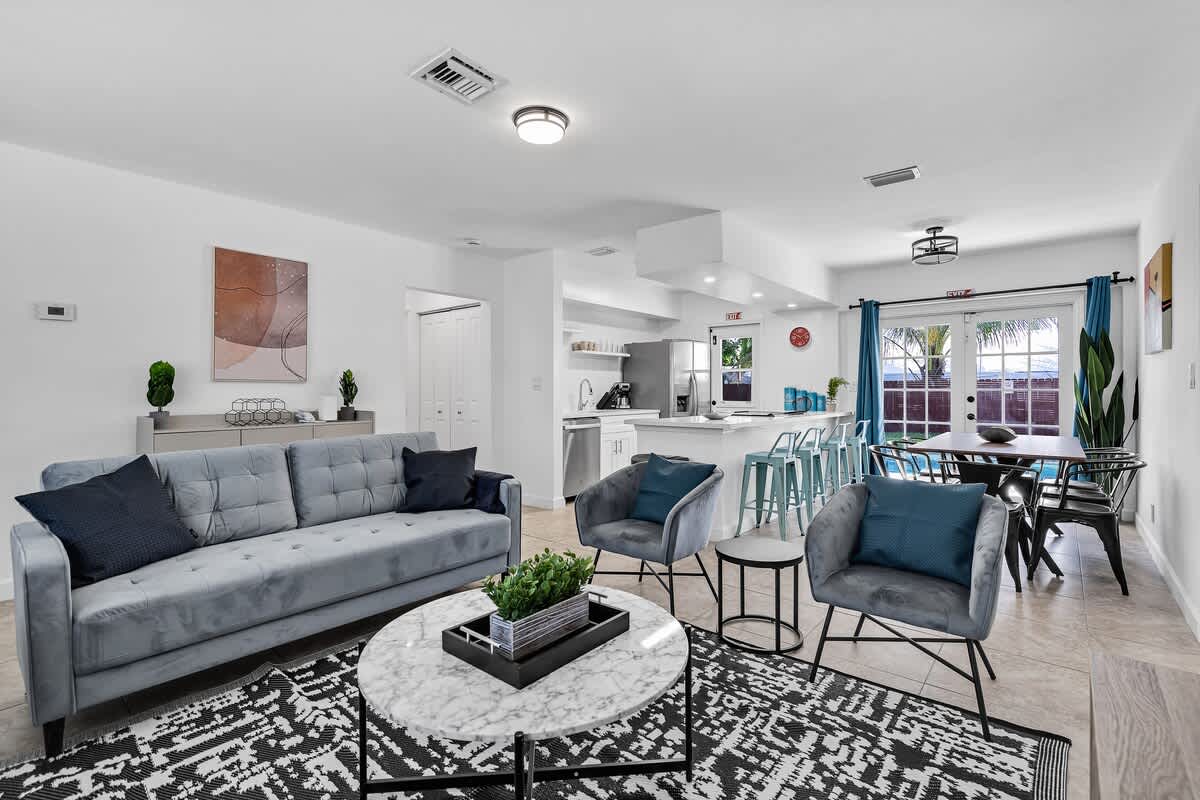 Bright 3BR Home Private Pool, 18 mins to Ocean