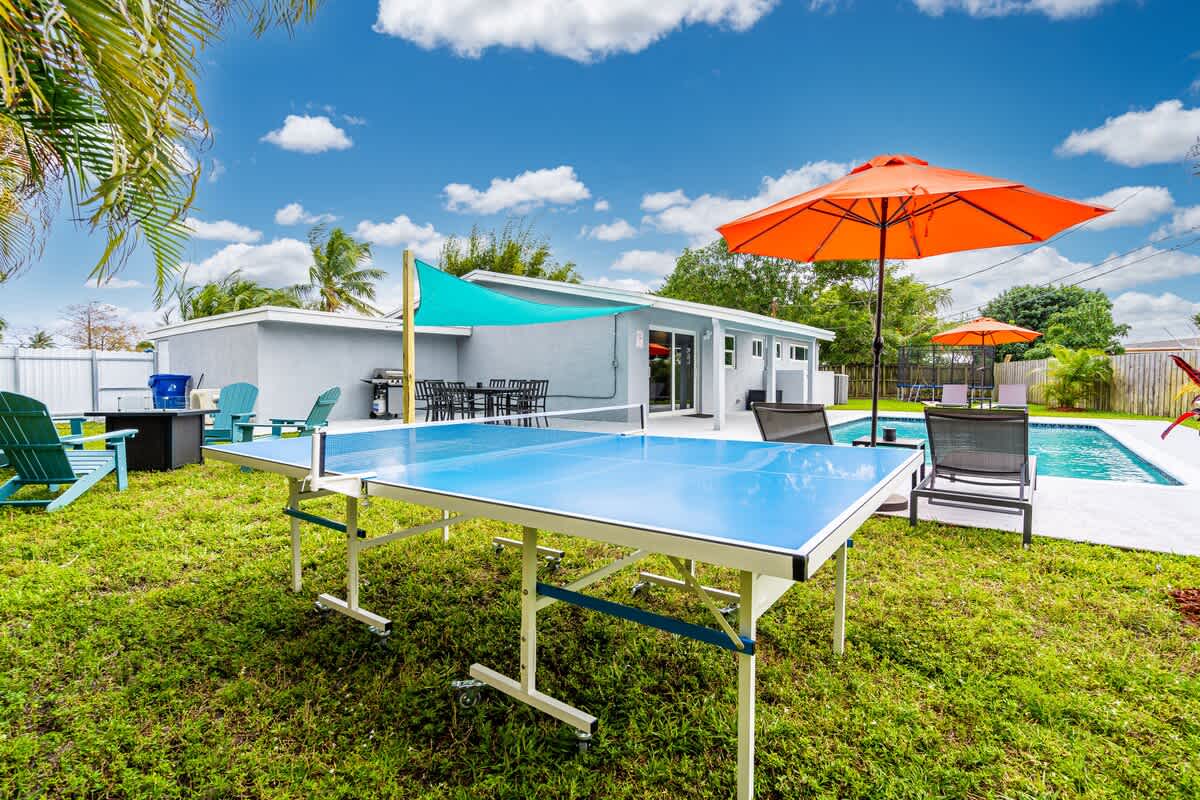 Spacious 5 BR with Large Pool, 13 min to the Ocean