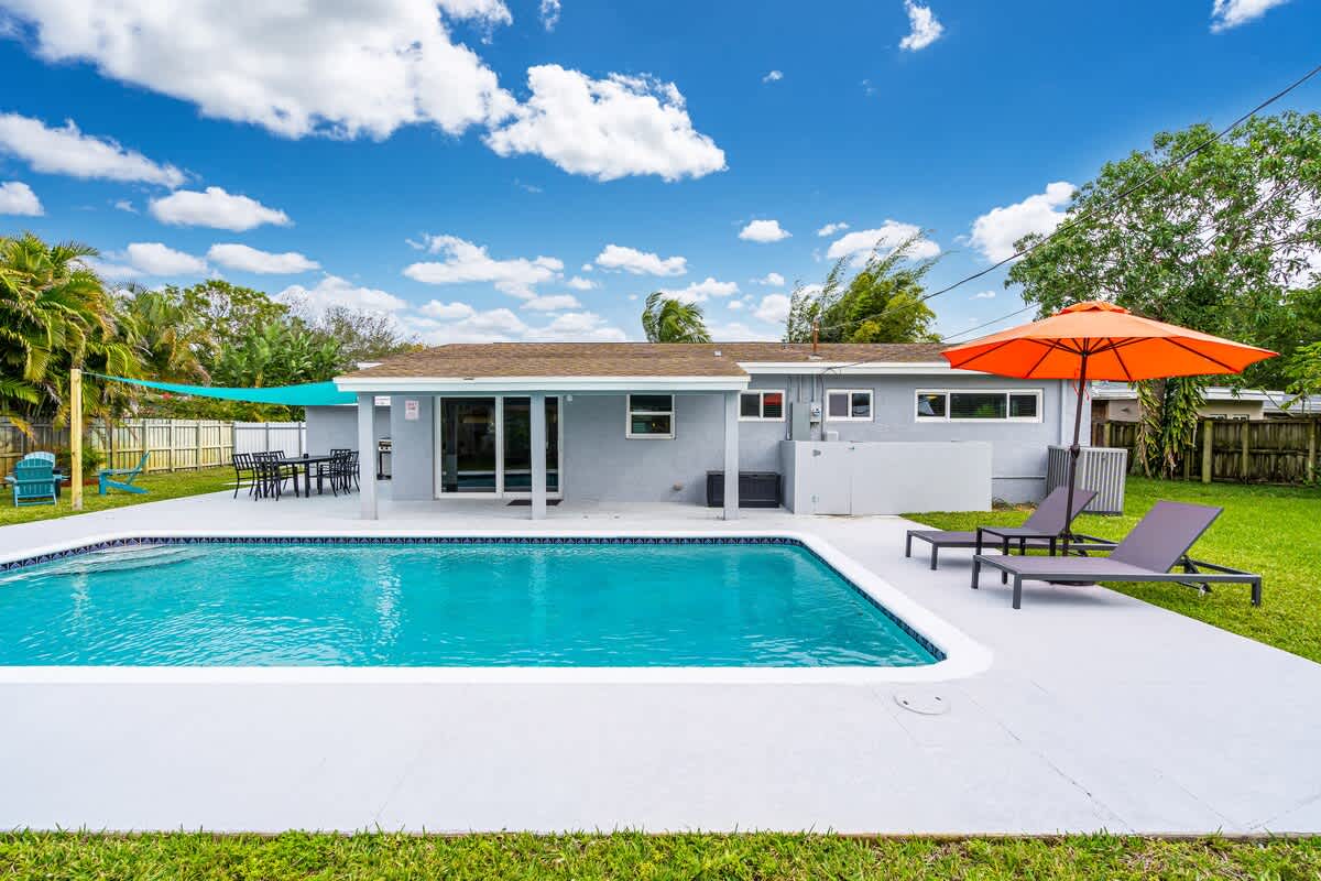 Spacious 5 BR with Large Pool, 13 min to the Ocean