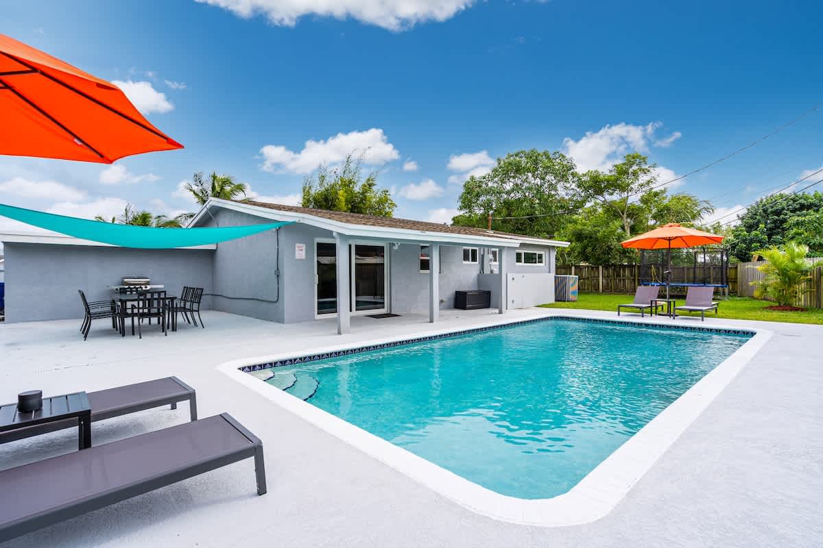 Spacious 5 BR with Large Pool, 13 min to the Ocean