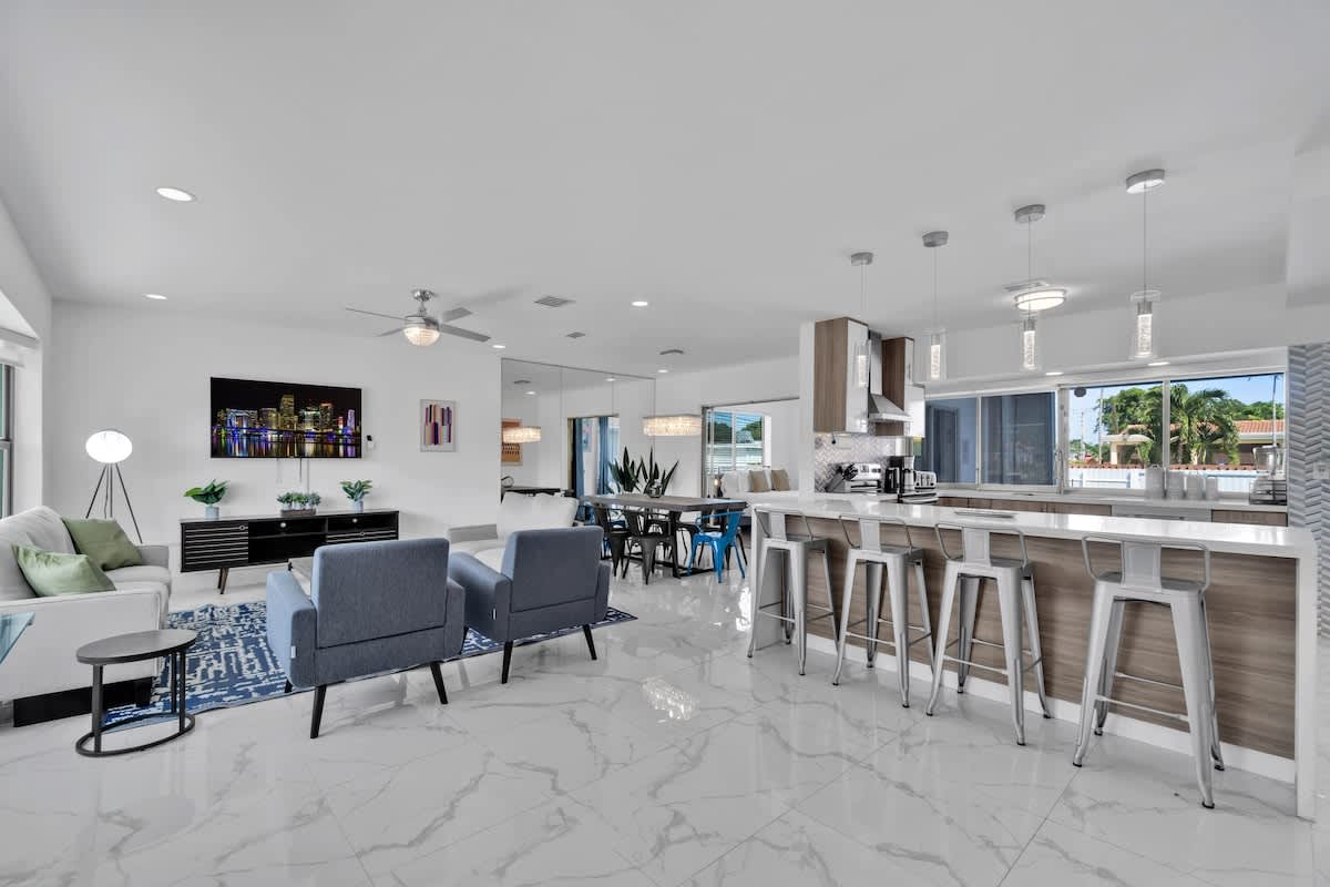 Large corner Villa W Pool Table and Private Pool