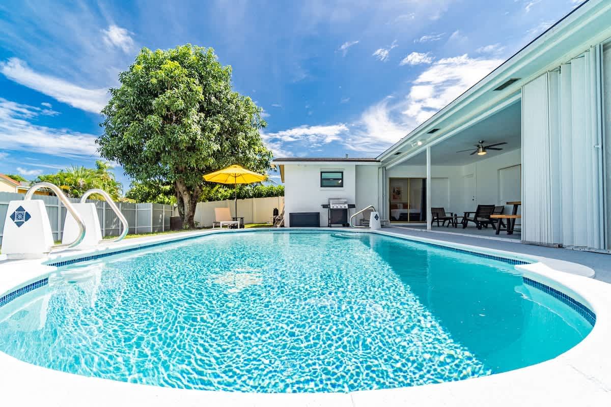 Large corner Villa W Pool Table and Private Pool