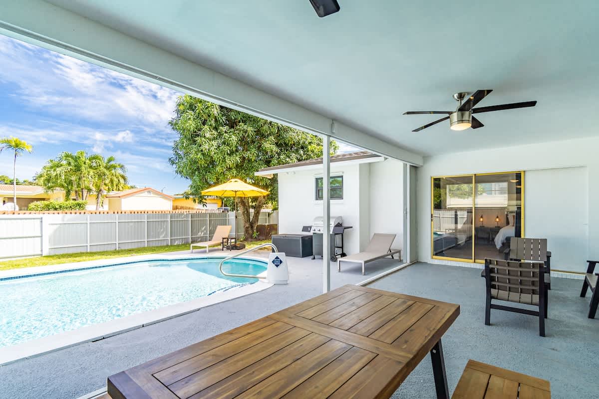 Large corner Villa W Pool Table and Private Pool