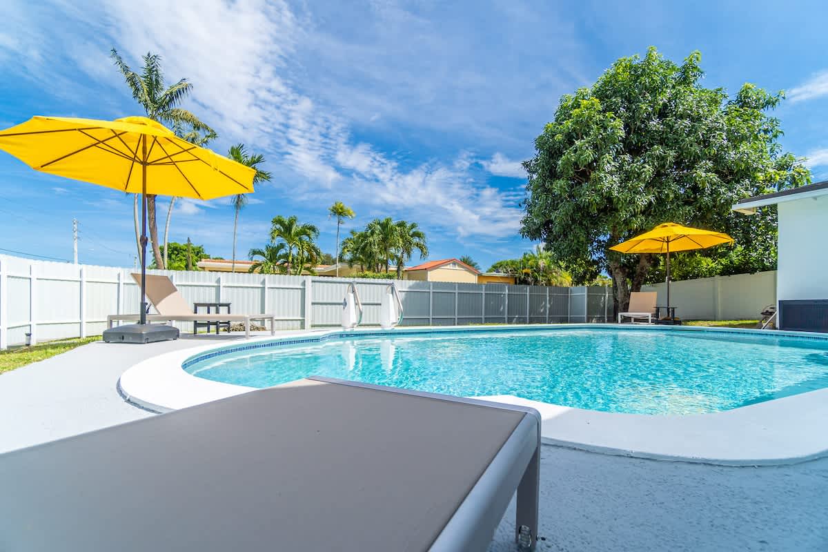 Large corner Villa W Pool Table and Private Pool