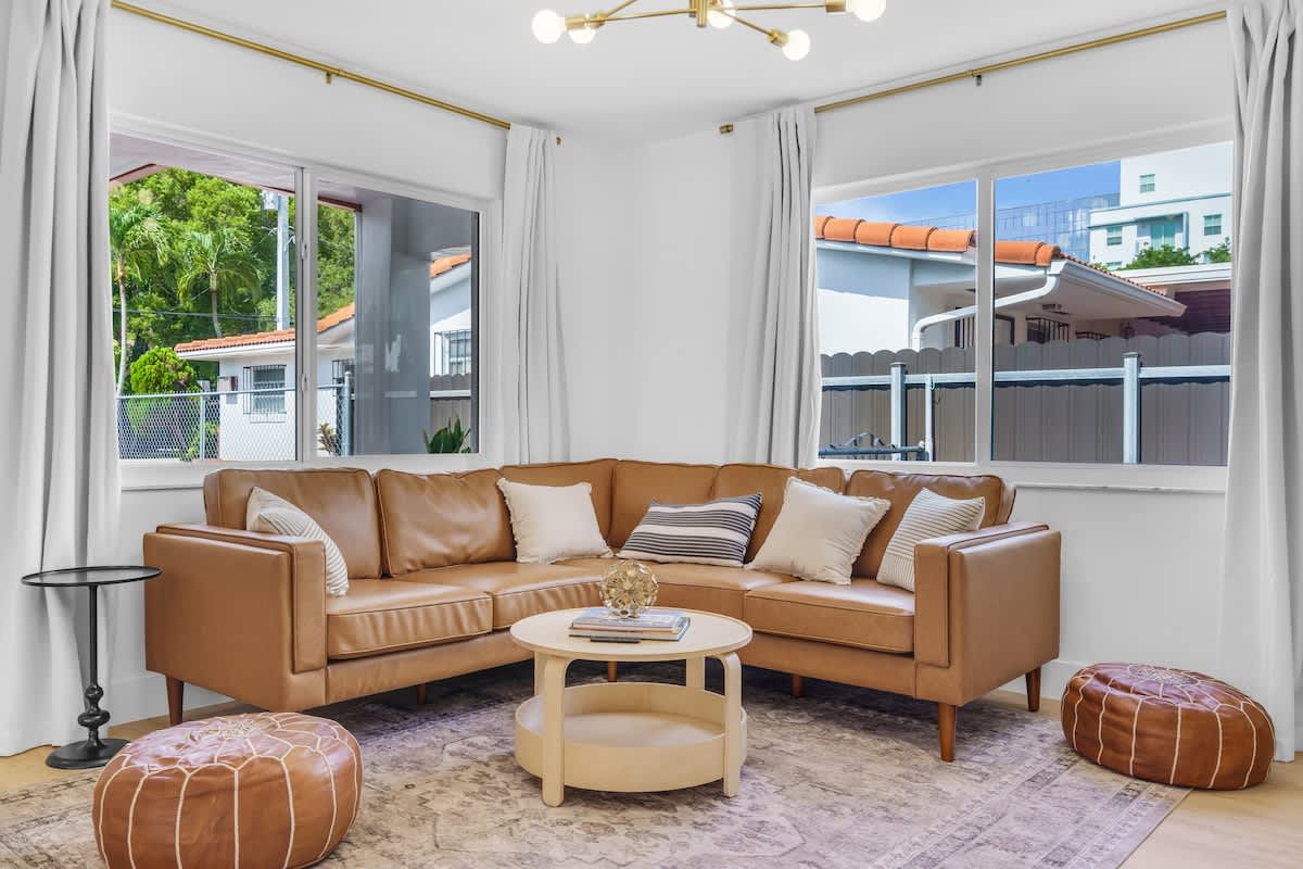 Modern 3BR GetAway with Parking in Coral Gables
