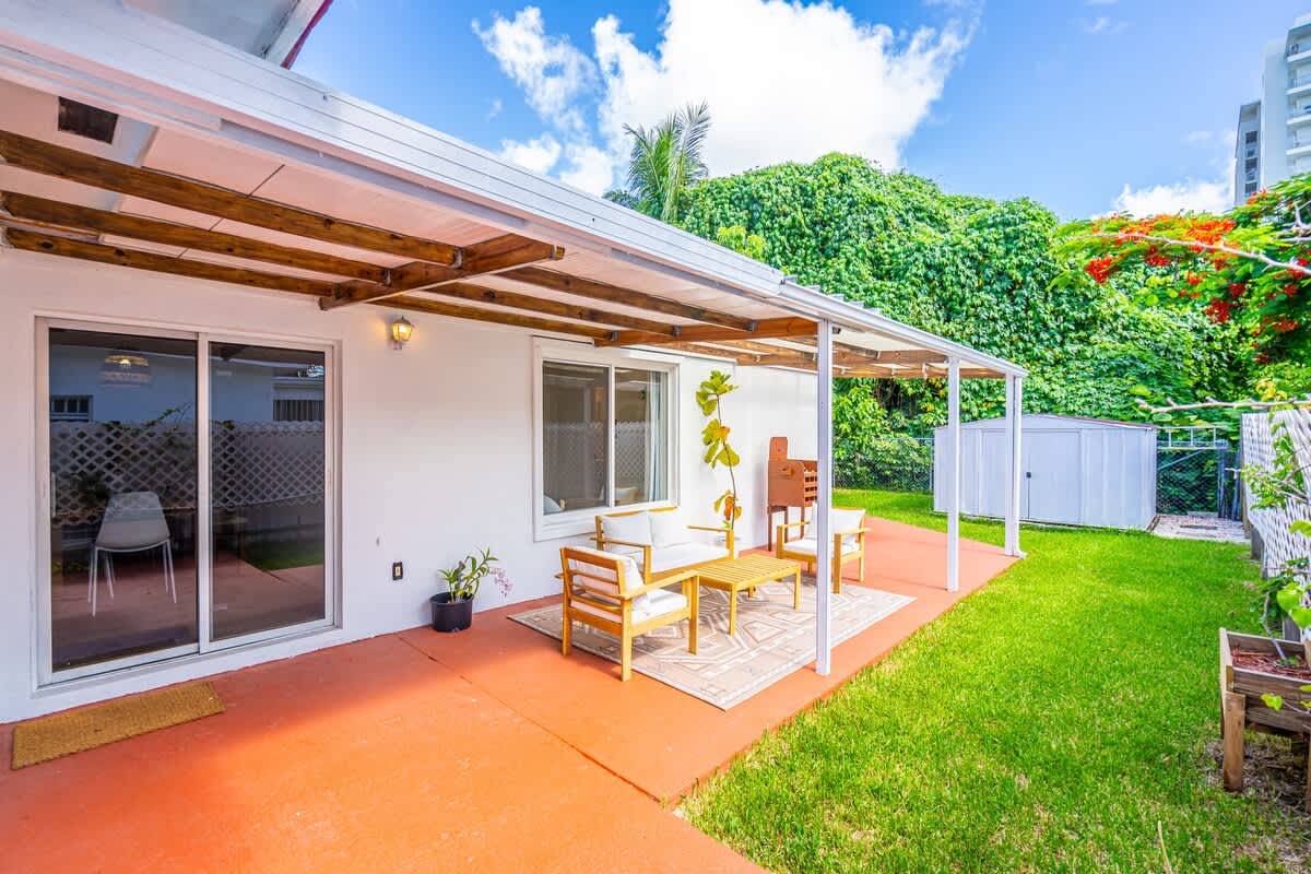 Modern 3BR GetAway with Parking in Coral Gables