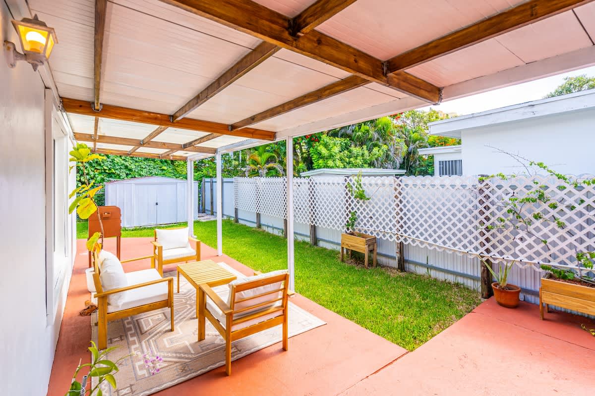 Modern 3BR GetAway with Parking in Coral Gables