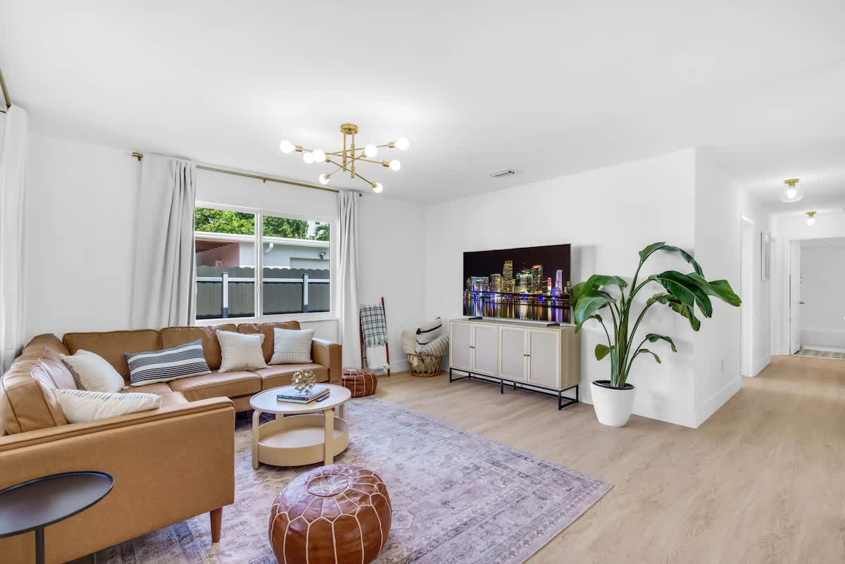 Modern 3BR GetAway with Parking in Coral Gables