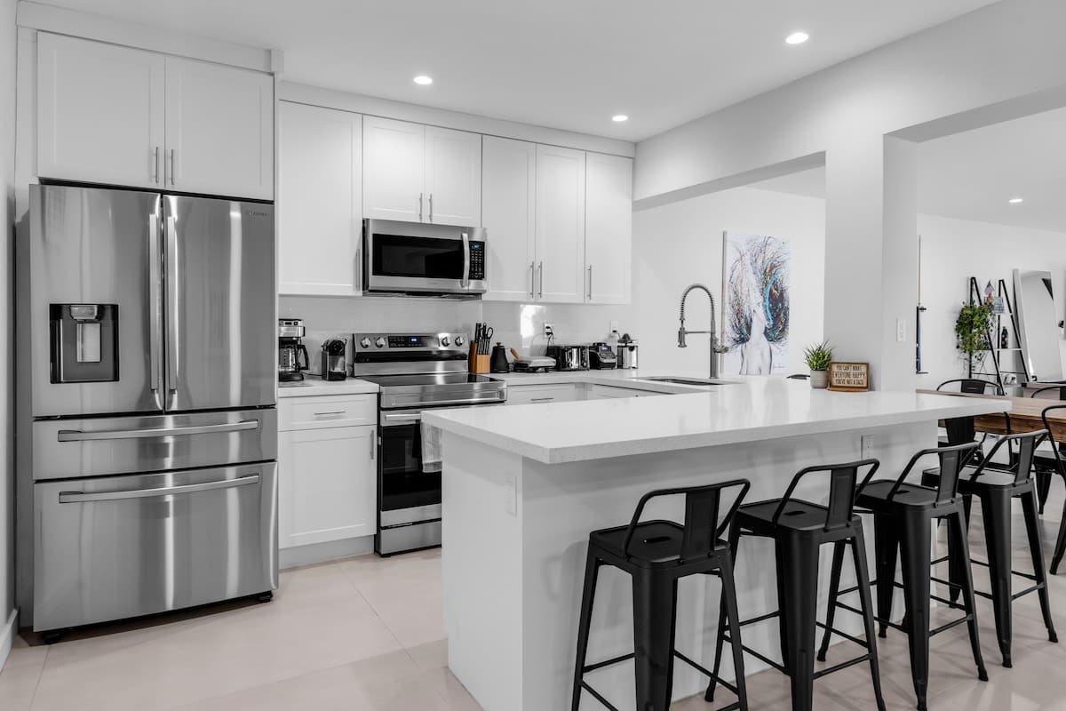 Modern 4BR Villa w/ Pool • BBQ • 12 Min to Beach