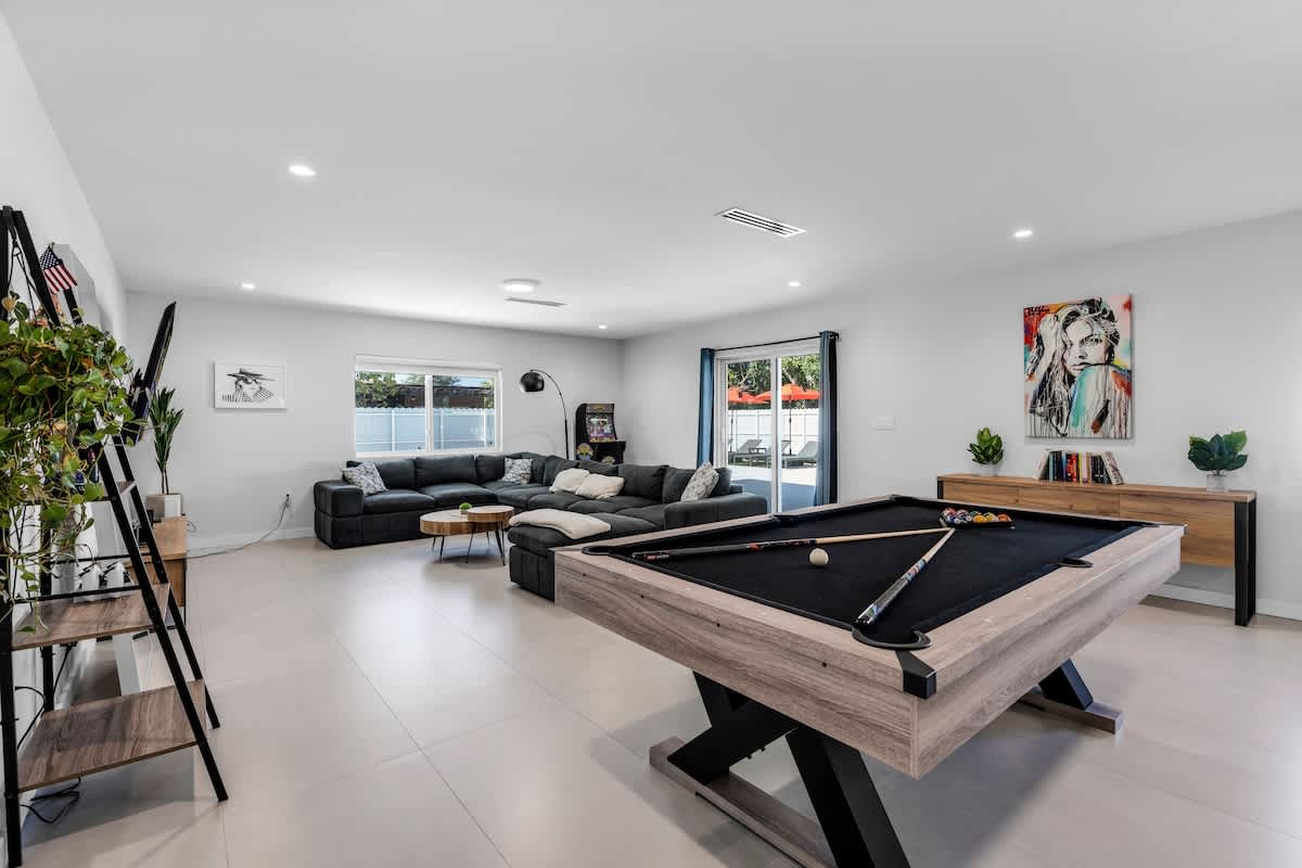 Modern 4BR Villa w/ Pool • BBQ • 12 Min to Beach