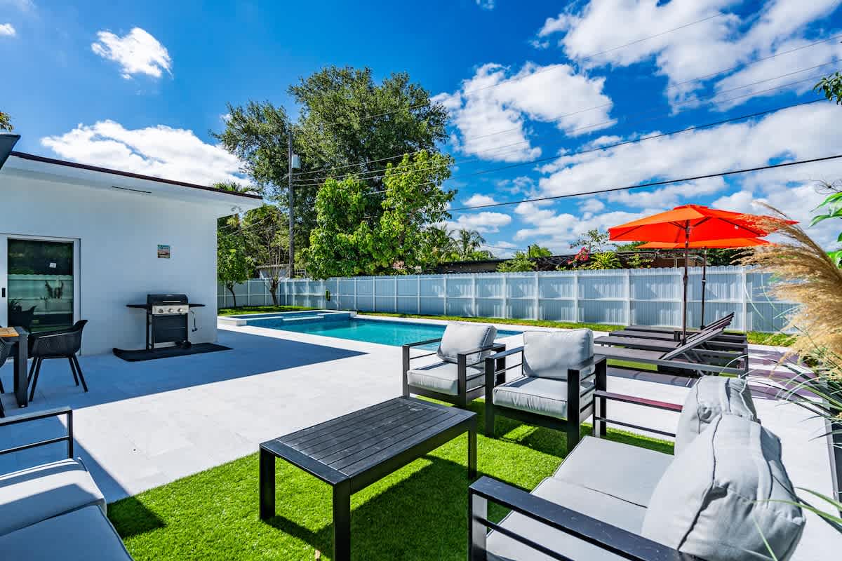 Modern 4BR Villa w/ Pool • BBQ • 12 Min to Beach