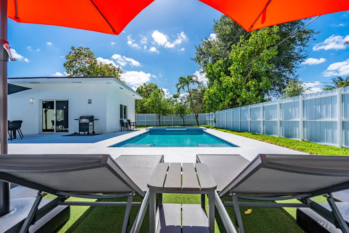 Modern 4BR Villa w/ Pool • BBQ • 12 Min to Beach
