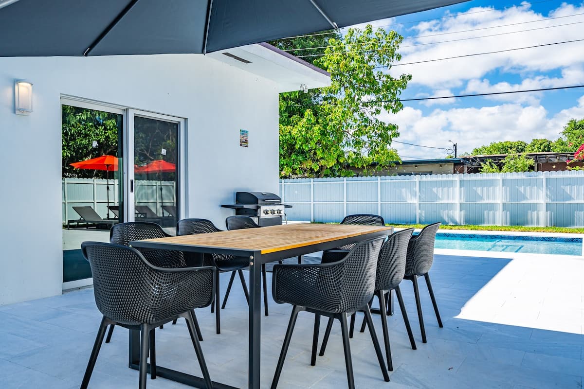 Modern 4BR Villa w/ Pool • BBQ • 12 Min to Beach