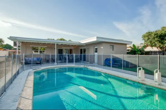 Heated Pool 3BR Home, 15mins to Beach