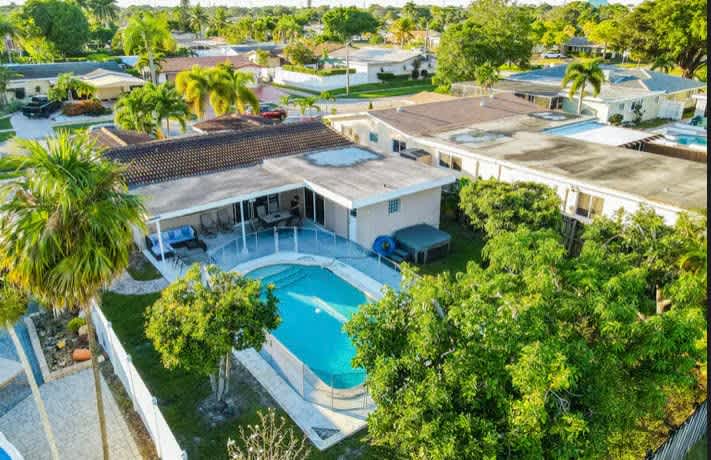 Heated Pool 3BR Home, 15mins to Beach