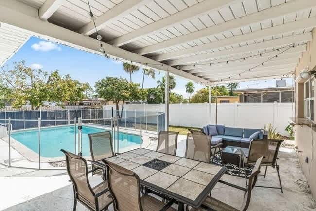 Heated Pool 3BR Home, 15mins to Beach
