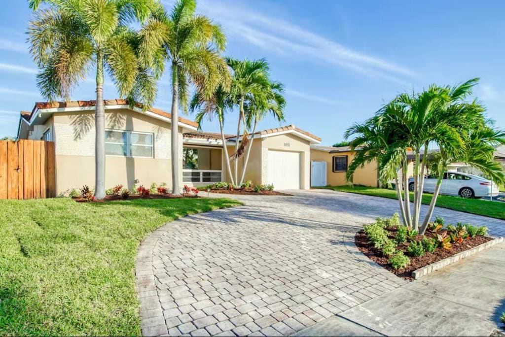 Heated Pool 3BR Home, 15mins to Beach
