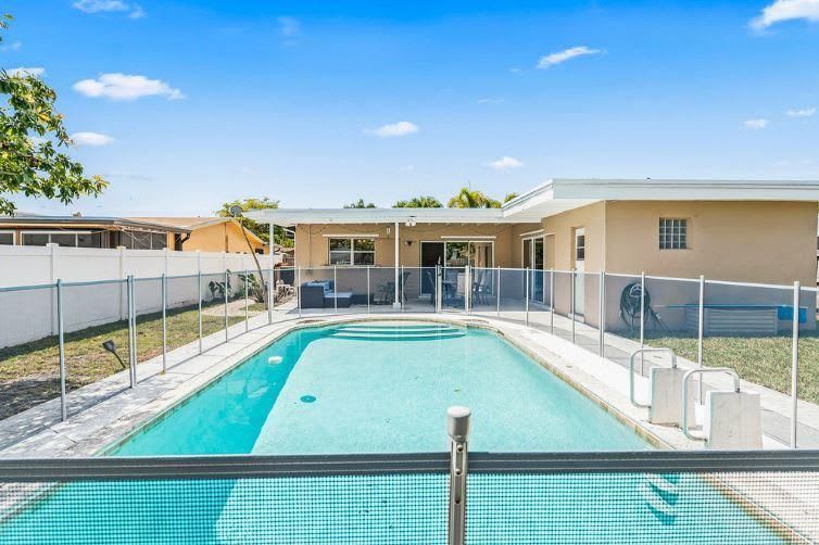 Heated Pool 3BR Home, 15mins to Beach