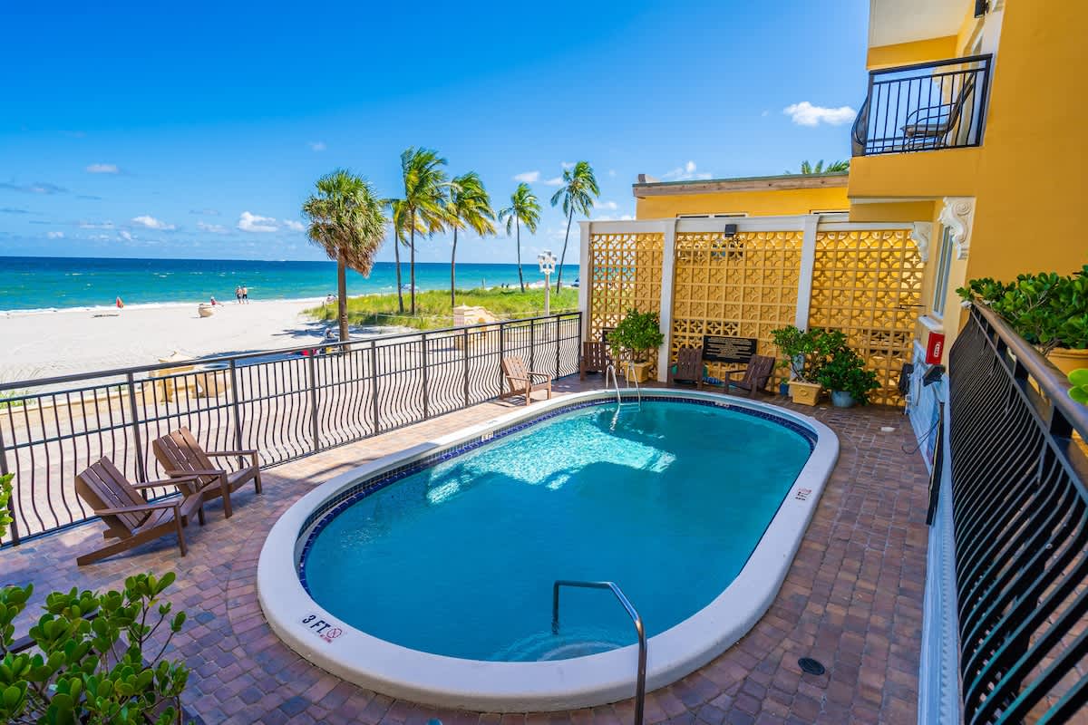 BeachFront 1 BR with Ocean View, Pool and Parking