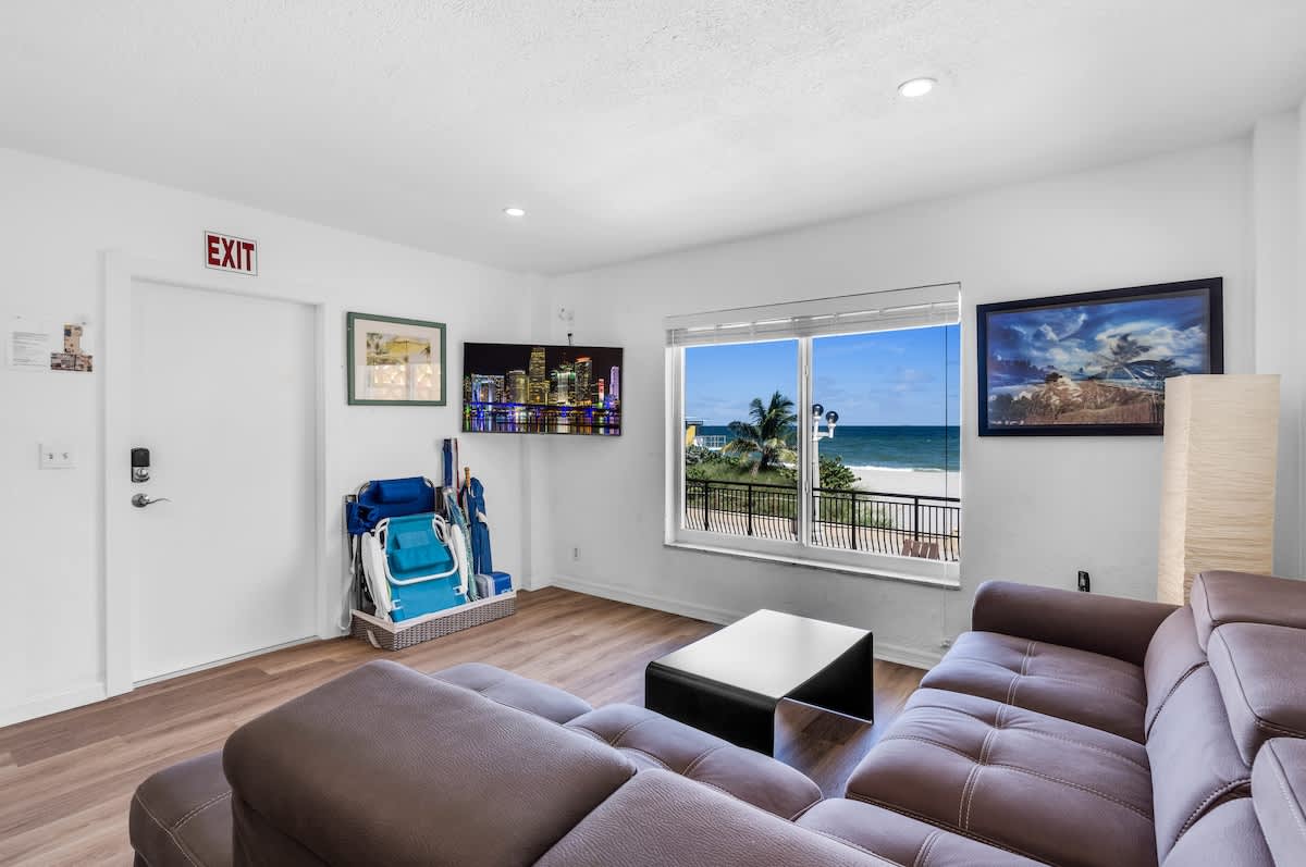 BeachFront 1 BR with Ocean View, Pool and Parking