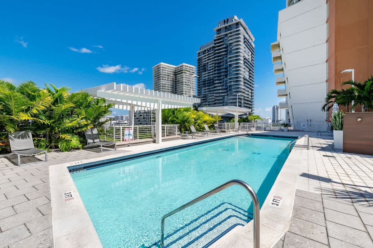 Modern 1 Bedroom Midtown Miami with 1 Free Parking