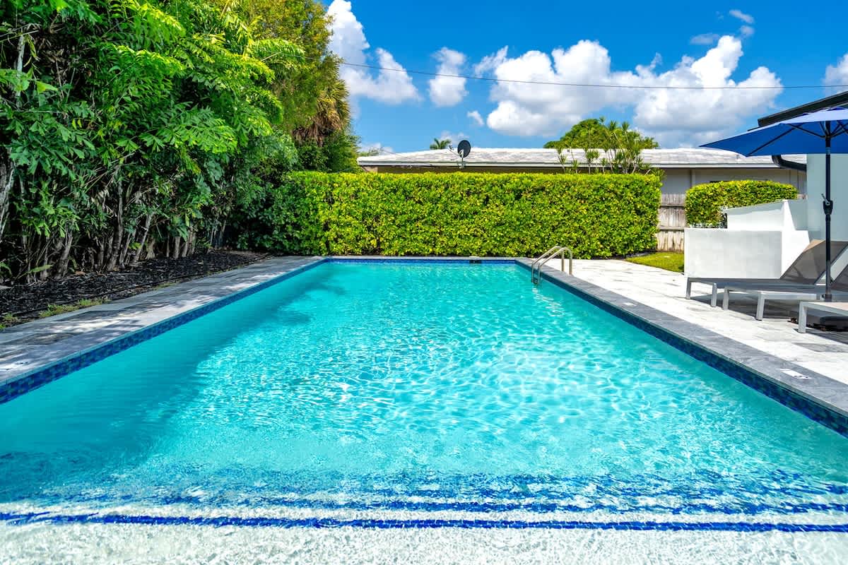Villa Aura Heated Pool 4 Bedrooms 6 mins to Ocean