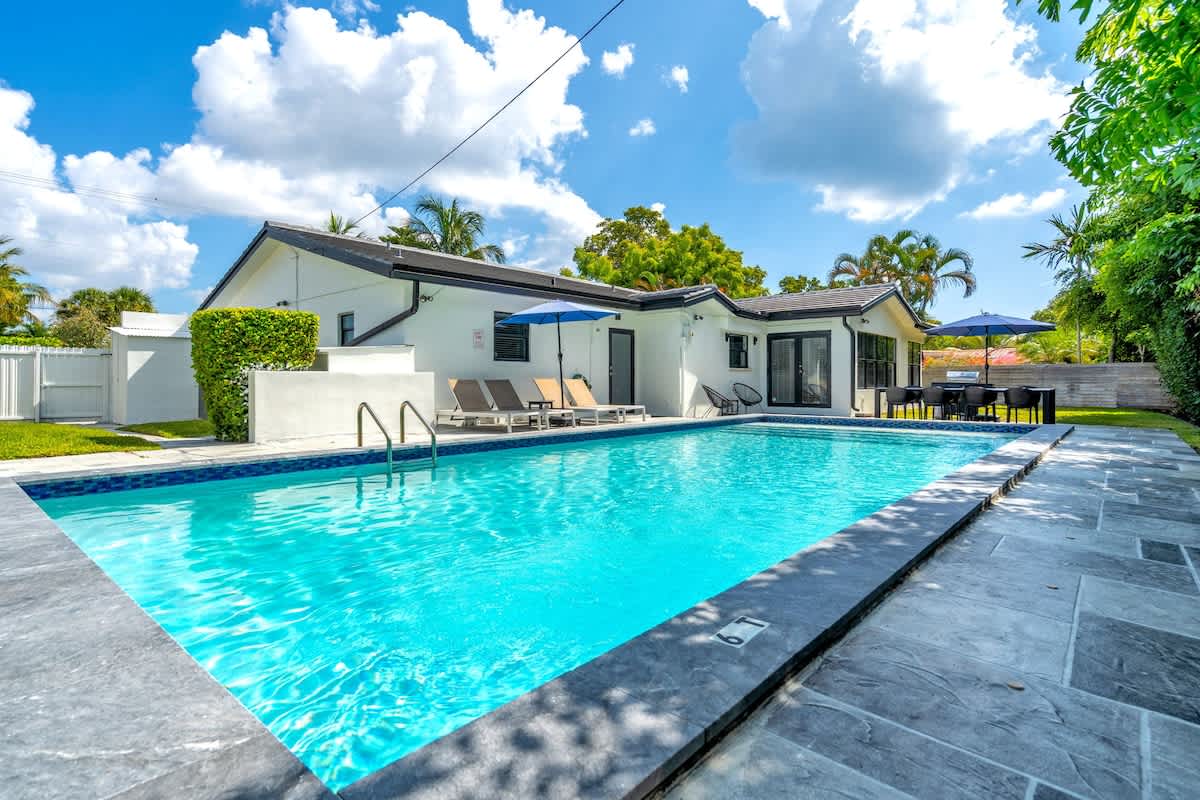 Villa Aura Heated Pool 4 Bedrooms 6 mins to Ocean