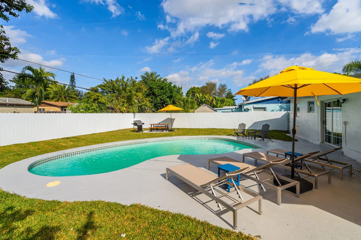 Modern Home 3Bedrooms with Pool, 18 mins to Ocean