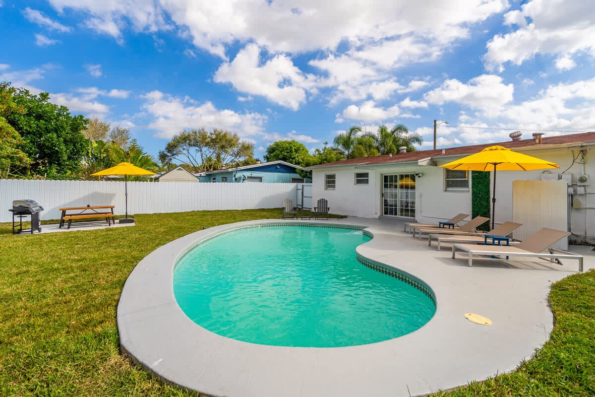 Modern Home 3Bedrooms with Pool, 18 mins to Ocean