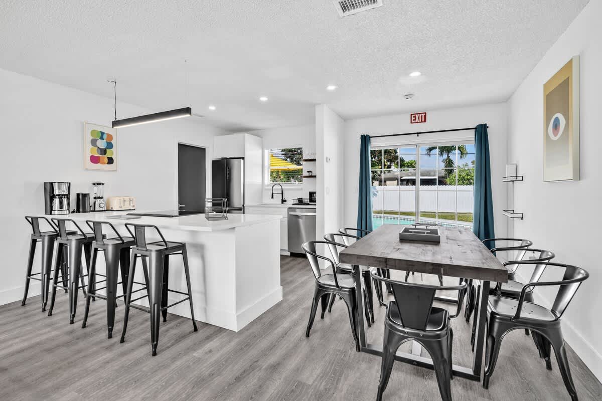Modern Home 3Bedrooms with Pool, 18 mins to Ocean