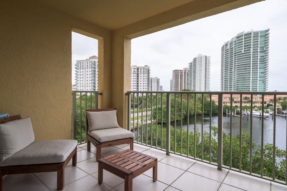 Spacious 2 bedrooms with Water Views