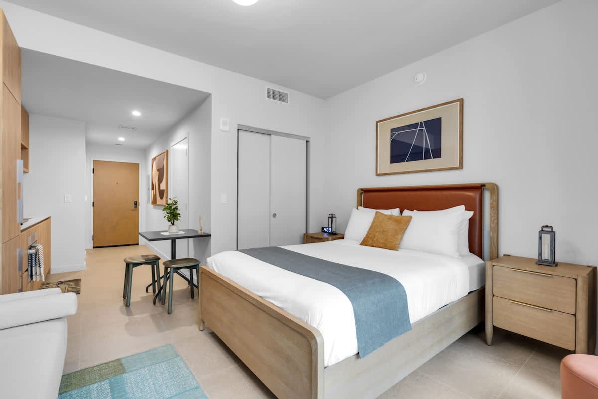 The Crosby Luxury Studio w Balcony & Rooftop Pool